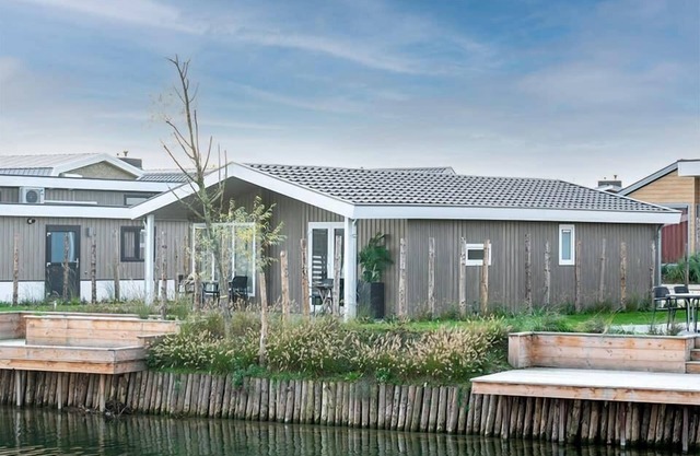Detached chalet on the water with two bedrooms