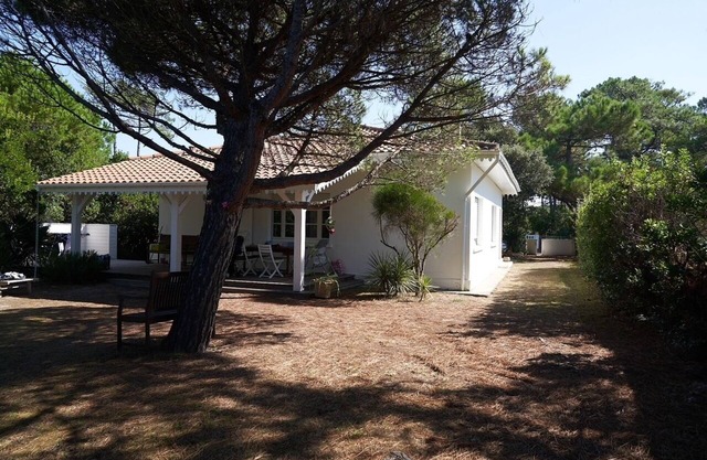 Detached house on 800m2 enclosed plot with 2 east/west terraces.