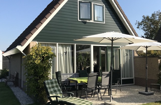Detached house in a holiday park with a fishing lake