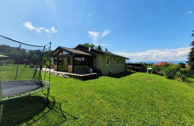 Detached house with above-ground pool and spa