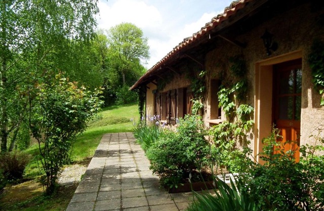 Detached house with terrace in south Dordogne