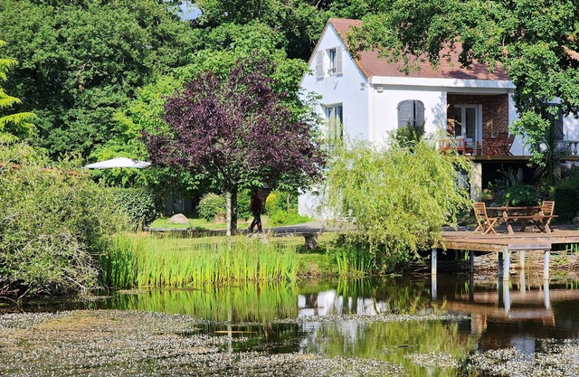 Detached T2 in a house with pond and swimming pool, pets welcome.