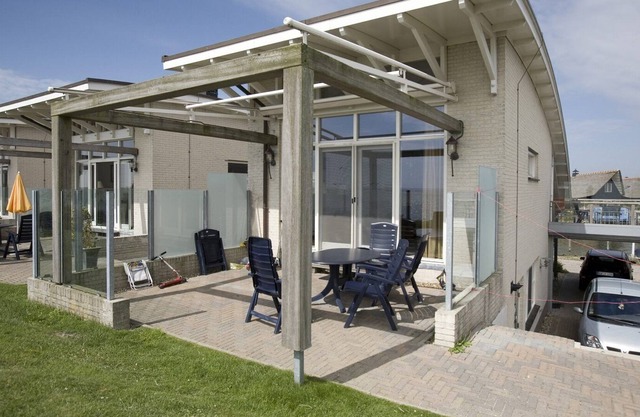 Detached villa on the dike of the IJsselmeer