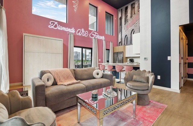 Diamonds Are Forever Bridal Condo- Walk to Broadway, Heated Pool, Gym, Parking