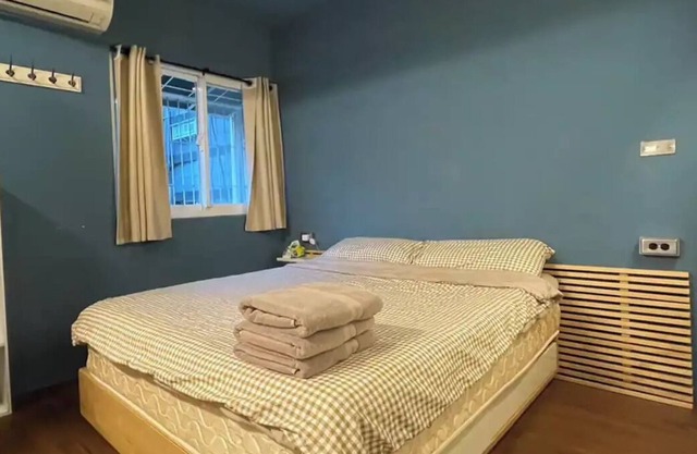 DihuaStreet/MRT/NightMarket/2-4PPL/NatureLight/