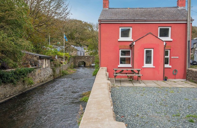 Dingle Cottage, Holiday Cottage Solva, Sleeps 4, 2 bedrooms, bathrooms