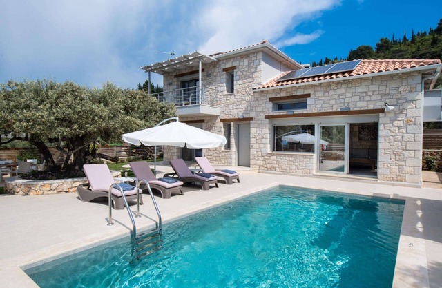 Dioni - Three Bedroom Villa, Sleeps 6