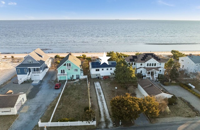 Direct Bay Front pet friendly home located in the quiet location of Slaughter Beach!