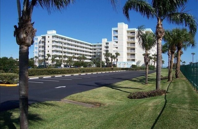 Direct Ocean, 3 bdrm 2 bathrm condo, wrap around balcony, WIFi, beautiful
