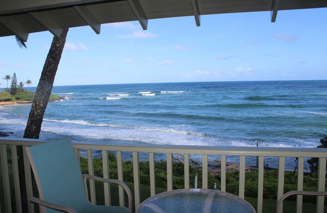 DIRECT OCEAN FRONT W/BIG VIEWS. Kapaa Sands