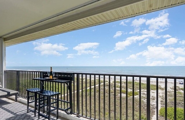 Direct Oceanfront Modern LUXURY Top Floor “Sea La Vie”