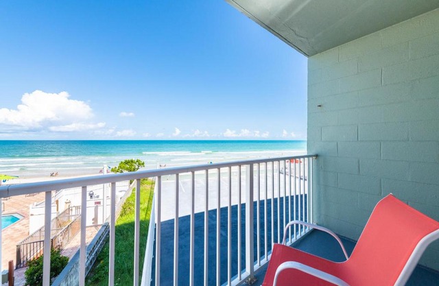 Direct Oceanfront Private Balcony Tiki King bed