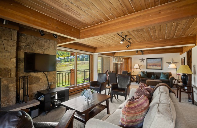 Direct Ski-in/Ski-out Stonebridge Condo 600 2 Bedrm Den 3 BA/Pet friendly-see desc