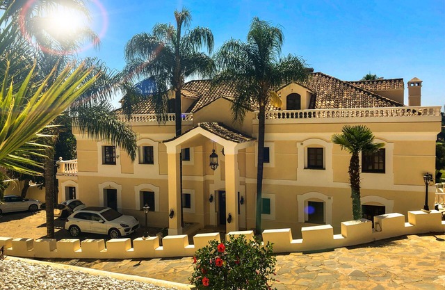 Directly on the Golf course.Huge Golf and Spa Mansion 8 min from Puerto Banus