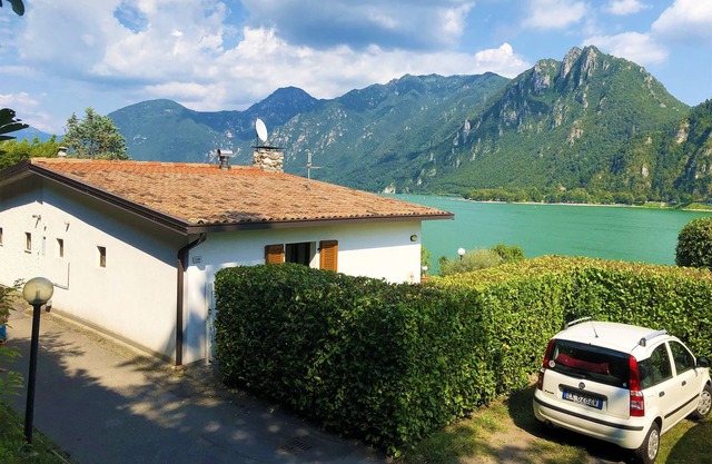 Directly on the lake with fenced garden