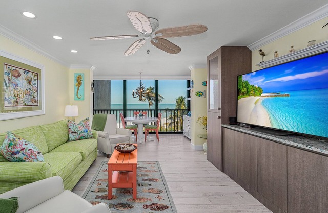Directly on the Beach with Beach Front Views. SeaScape Condo. Totally Updated.