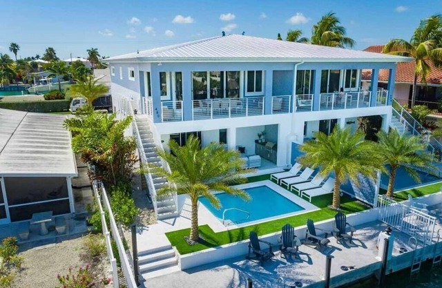 Discount to Jan 31! 4/4! Private Pool, Paddleboards & Lots of Great Amenities!