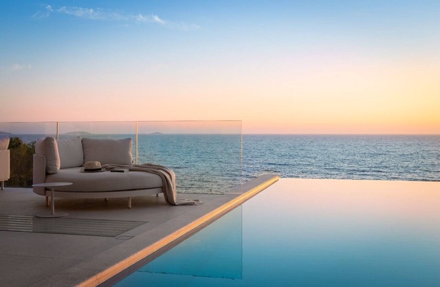 Discover a new level of luxury: A perfect blend of beachfront and comfort.