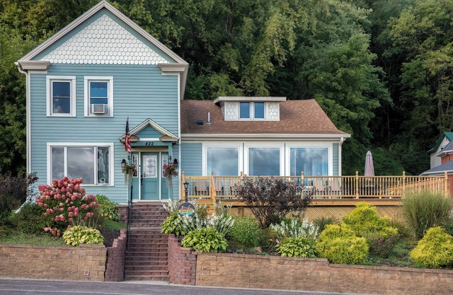 Discover ‘Riverview Radiance,' a 5BR Minneiska marvel where the Mississippi meets modern luxury. Perfect for large groups, this home boasts a fully-equipped kitchen, sprawling views, and a suite of entertainment options. Revel in comfort with plush