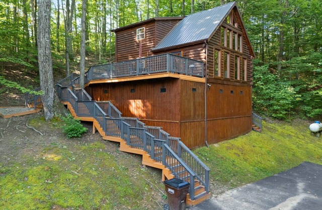 Discover Serenity at Hidden Ridge, Hot Tub, Satellite TV, firepit.