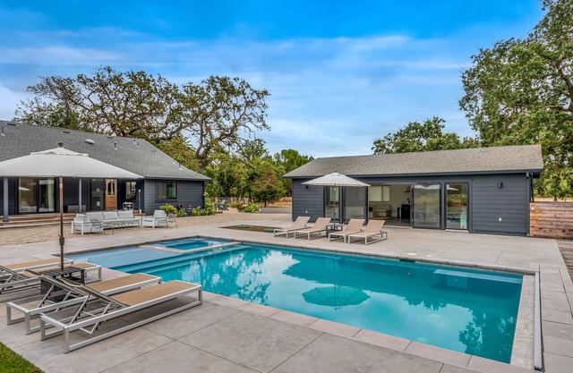 Discover Sonoma's charm, just a quick 17-min drive to Napa Valley Wine Train