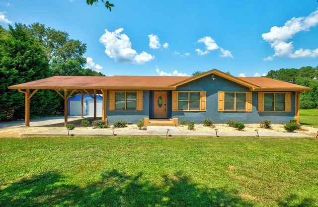Discover your ideal Georgia retreat in this fully renovated, 3-bedroom ranch-style Retreat that sleeps 8. Enjoy a spacious master suite, an open-concept kitchen with modern appliances, and chic décor throughout.