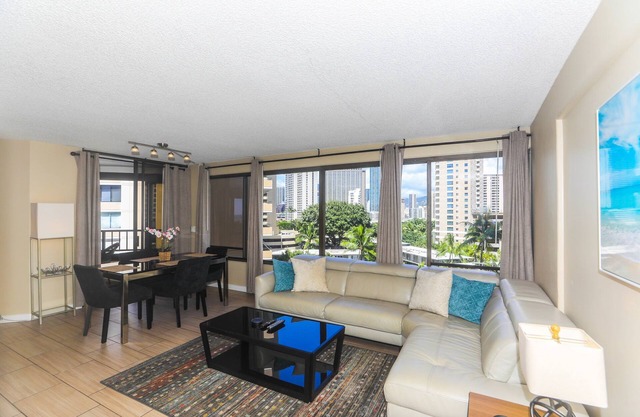 Discovery Bay Waikiki, 2BR 2BA, close to beach, free parking, washer/dryer, cable & streaming TV!