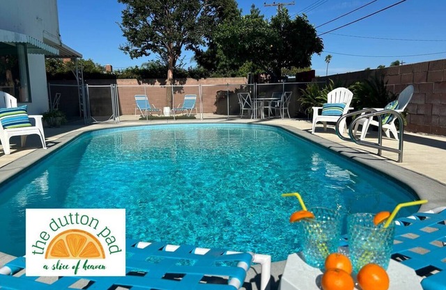 Disneyland close, 14 guest family home with pool!