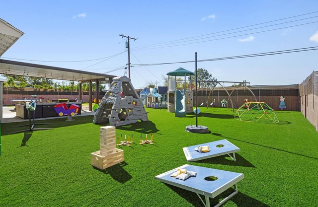 Disneyland Dream: Arcade, Theater, Playground, Minigolf, and more!