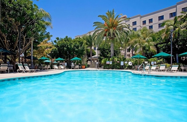 Disneyland Trip Near Coral Tree Park w/Full Kitchens! Pets Allowed & Parking!