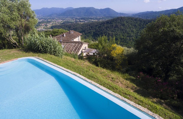 Distanced space, panoramas & privacy minutes from the walls of Lucca; a/c & pool
