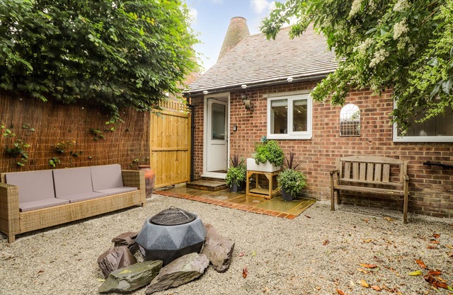 DITSYS DEN, pet friendly, with a garden in Paddock Wood, Kent