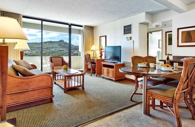 Dlx 1 br Waikiki Condo Rental.Sleeps 5/Lovely views. Waikiki Beach!