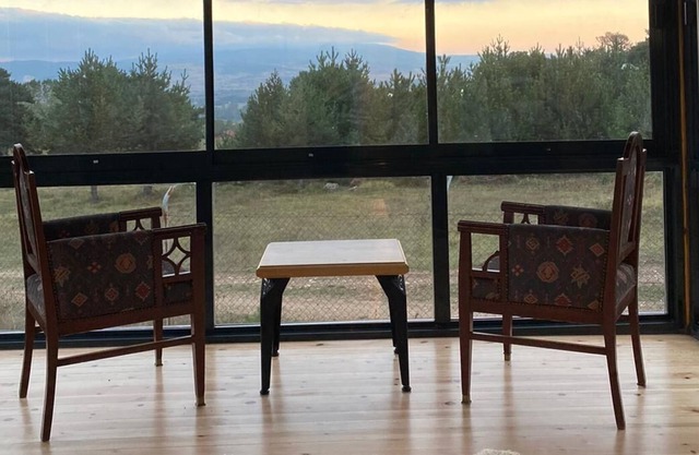 DOĞA İÇERİSİNDE ORMAN VE GÖL MANZARALI DUBLEX VİLLA
