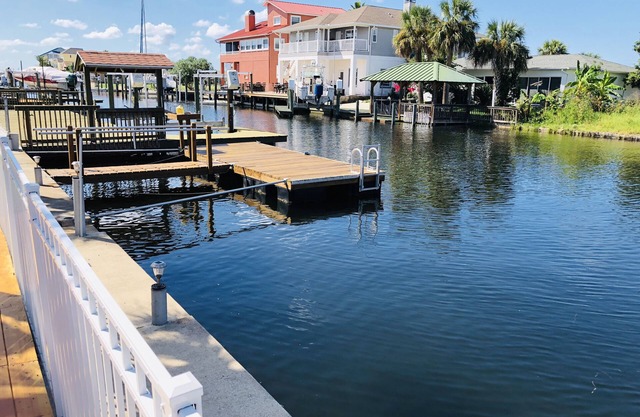 DOCK*DEEP WATER ACCESS BBQ, 3 TVs*FREE WIFI.