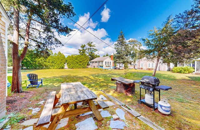 Dog-friendly beach cottage on Harwich's main street with large lawn