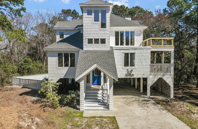 Dog Friendly beachhome with own pool &hot tub view of sound 5min walk from beach