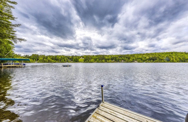 Dog-friendly cabin with lakefront location, 20' dock, smart TV