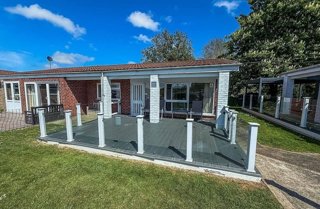 Dog friendly chalet at Broadland Park and Marina in Lowestoft ref 12027B