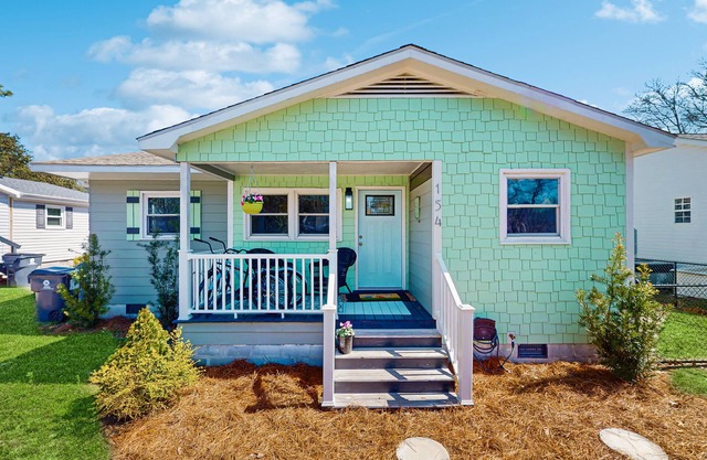 Dog-friendly coastal home with enclosed yard, fire pit and close to beach