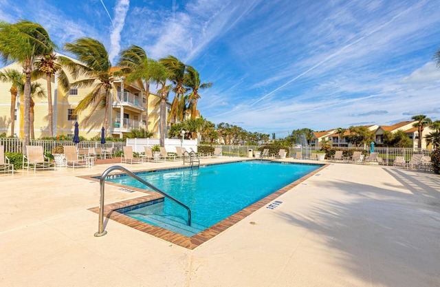 Dog-friendly condo near the beach with outdoor pool, hot tub, gym, balcony, W/D