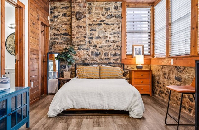 Dog-Friendly Downtown Studio — Walk to Park, Shops