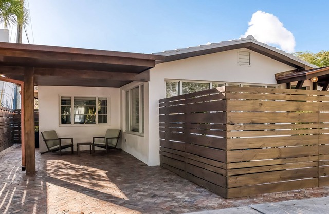 Dog-friendly duplex with shared enclosed yard - central AC & free WiFi