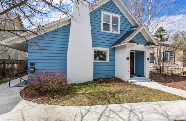 DOG FRIENDLY & EPIC Location! Walk 2 Blocks to Hyde Park or Cozy Up by the Fireplace!