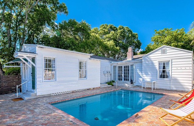 Dog-friendly home with pool, enclosed yard, patio, central AC & washer/dryer