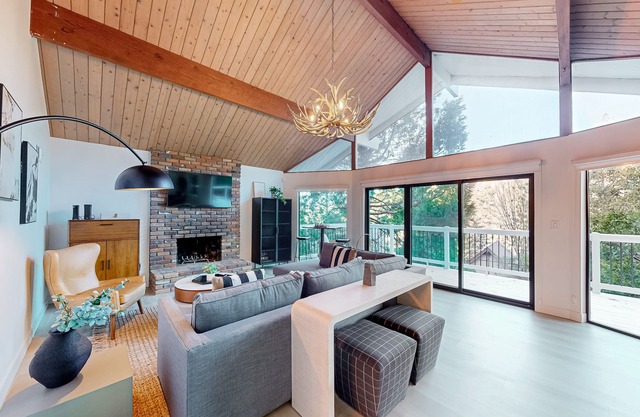 Dog-friendly home with beautiful views, large deck, smart TVs & lake access