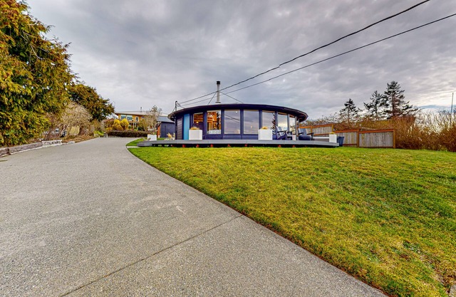 Dog-friendly home & bunkhouse with private hot tub, amazing ocean view