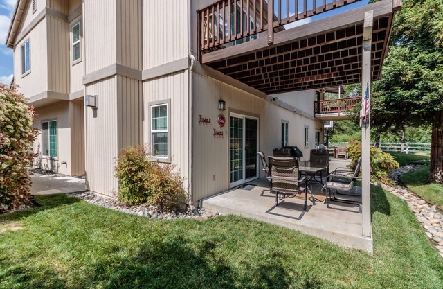 Dog-friendly home w/shared hot tub, spa, pool + WiFi, central AC