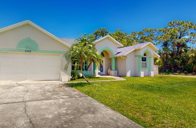 Dog-friendly home with golf, beaches, and shopping nearby