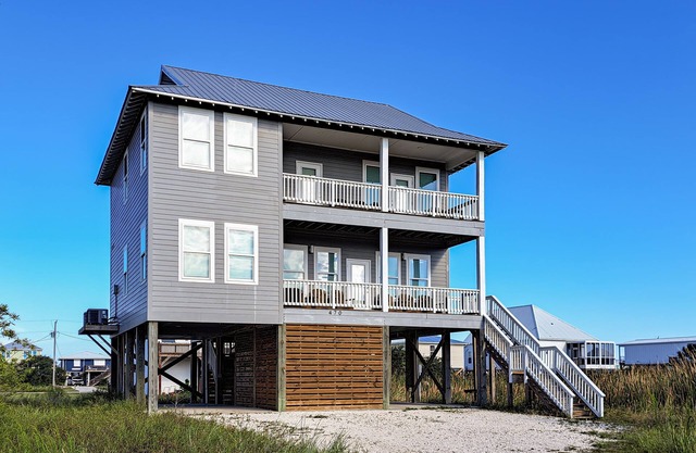 Dog friendly home with shared pool, hot tub and private washer and dryer